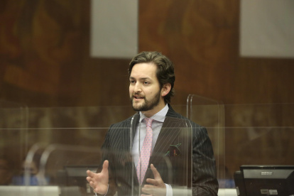 El asambleísta del Partido Social Cristiano, Esteban Torres, planteó la votación del rechazo del informe de mayoría y la posibilidad de votar el informe de minoría.