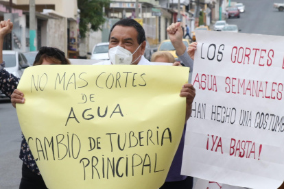 Medida. Un grupo de habitantes de El Paraíso en un plantón en la calle Los Ciruelos, exigiendo que cambien el tubo principal de agua, para solucionar los constantes cortes del servicio.
