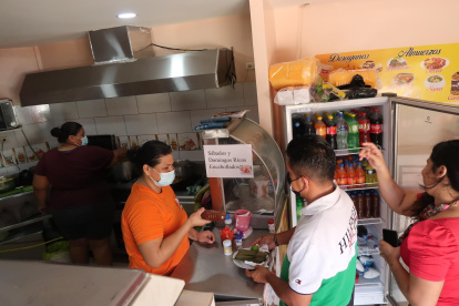Kemerlyn Gil logró finalmente instalar un restaurante en la ciudadela donde vive con su hija y esposo. En el negocio ha dado acogida a otros extranjeros y a nacionales.