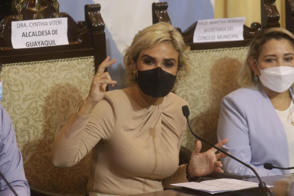 La alcaldesa Cynthia Viteri junto a la secretaria del Cabildo.