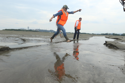 Funcionaria. Durante 45 minutos se caminó por el banco de arena. La actividad la lideró la prefecta del Guayas, Susana González, que nuevamente estuvo acompañada de periodistas.