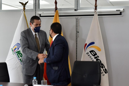 is meses y luego será evaluada con la posibilidad de ser extendida. 
Francisco Cepeda, presidente del Directorio del BIESS, e Iván Tobar, gerente General.