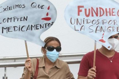 Familiares y pacientes que sufren enfermedades crónicas y catastróficas, durante un plantón para solicitar medicinas para sus tratamientos.