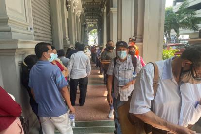 Cientos de personas en fila para pagar impuesto predial