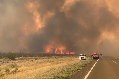 Fotografía cedida por el Gobierno de la provincia de Chubut que muestra a bomberos mientras trabajan en la extinción de un incendio forestal que se desarrolla desde hace varios días en la provincia de Chubut (Argentina). Chubut es una de las cinco provincias que presentaron fuegos activos, además de Neuquén, Río Negro, Santa Cruz y Formosa. EFE/ Gobierno De La Provincia De Chubut / SOLO USO EDITORIAL/ SOLO DISPONIBLE PARA ILUSTRAR LA NOTICIA QUE ACOMPAÑA (CRÉDITO OBLIGATORIO)