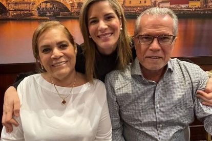 Gaby con sus progenitores Ángela y Carlos.
