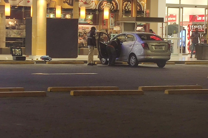 Agentes policiales hallan indicios balísticos en el vehículo en el que se movilizaba la funcionaria.