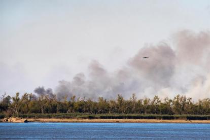 Una columna de humo se levanta debido a un incendio en delta del río Paraná, cerca a Rosario (Argentina), en una fotografía de archivo.