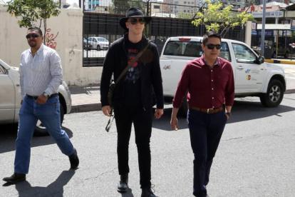 Ola Binni (centro) es juzgado