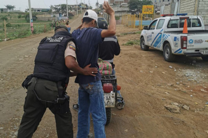 Agentes policiales haciendo un control en las calles de la parroquia Progreso. Guayaquil contará con un nuevo contingente de uniformados para combatir al hampa.