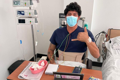 El surfista ecuatoriano fue operado de dos hernias discales el viernes pasado en Guayaquil, el lunes ya lo sentaron sentado y este martes 25 de enero ya recibió el alta. En 45 días inicia rehabilitación.