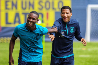 Desequilibrio. Janner Corozo (i) y Gonzalo Plata, dos elementos llamados a desbordar en el combinado tricolor.