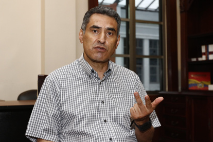 El viceministro es perito en planificación, diseño, evaluación y seguimiento de proyectos de protección ciudadana. Fue instructor de la Escuela Superior de la Policía.