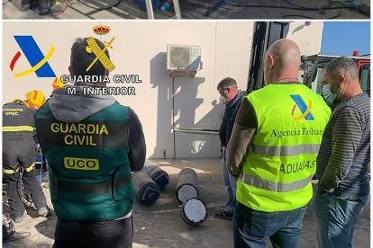 operación conjunta del Servicio de Vigilancia Aduanera de la Agencia Tributaria y la Guardia Civil en la que se han aprehendido 464 kilos de cocaína que se encontraban ocultos en el interior de una máquina trituradora de 11 toneladas que llegó al puerto de Valencia y que tenía como destino declarado una empresa domiciliada en Tres Cantos (Madrid). Para la extracción de la droga fue necesaria la intervención de los bomberos, que utilizaron herramientas especiales para corte de metal. La organización introdujo la maquinaria, procedente de Colombia, por el puerto de Valencia y tras una serie de transbordos fue interceptada en la localidad de Sueca de ocultación y el peso de la maquinaria. EFE/ Agencia Tributaria/Guardia Civil