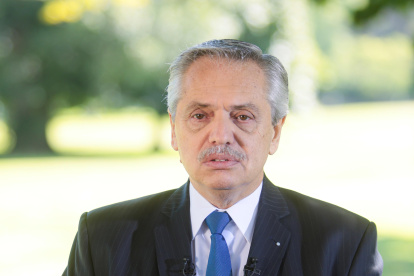 Alberto Fernández, mientras habla durante un anuncio sobre el acuerdo con el FMI, hoy, en la Quinta Presidencial De Olivos, en Buenos Aires (Argentina). El presidente de Argentina, Alberto Fernández, anunció este viernes que llegó a un "acuerdo" con el Fondo Monetario Internacional (FMI) para refinanciar el préstamo de más de 44.000 millones de dólares que el organismo otorgó al país en 2018, cuando gobernaba el liberal Mauricio Macri. EFE/ Esteban Collazo / Presidencia de Argentina/ EDITORIAL USE ONLY/ NO SALES/ ONLY AVAILABLE TO ILLUSTRATE THE ACCOMPANYING NEWS (MANDATORY CREDIT )