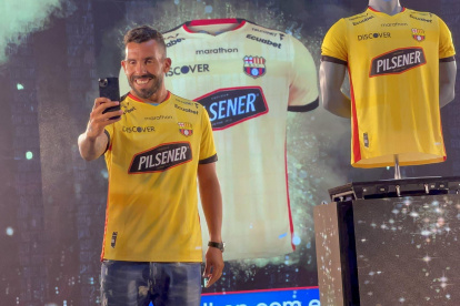 Carlitos Tévez se puso la nueva camiseta de Barcelona 2022.