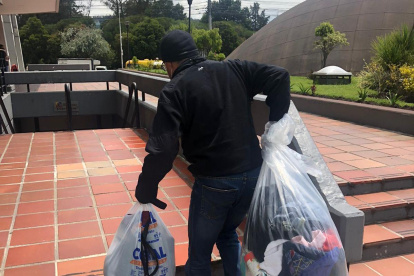 Un ciudadano acudió a donar ropa en buen estado para las personas perjudicadas por el aluvión.