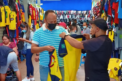 Los hinchas de la Tricolor podían encontrar camisetas desde $5 hasta $20.