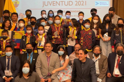 Parte de los medallistas del torneo, entrenadores y organizadores.