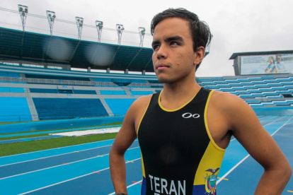 Gabriel en una de sus sesiones de entrenamiento en la pista del estadio Modelo