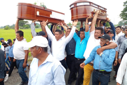 En la caminata, los féretros de los dos obreros muertos fueron alzados en su honor y para exigir justicia.
