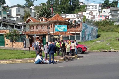 La deportista quedó tendida en el pavimento a la altura del Puente 8 de la autopista General Rumiñahui.