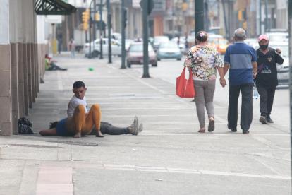 Temor. En calles del centro de la ciudad, como en otros sectores, la escena de la gráfica se vuelve cotidiana.
