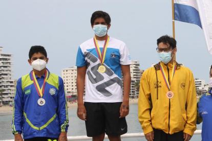 Mario Andrés Gómez (d) fue ayer el monarca de los 5 km varones.