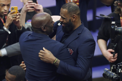 LeBron James y Michael Jordan se dieron un gran abrazo en la cancha durante el descanso del All-Star, un momento de la noche que la NBA aprovechó para rendir homenaje a los 75 mejores jugadores de su historia.