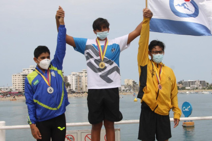 El campeón (c) junto a Máximo Granda (d) de El Oro con quien libró una batalla.