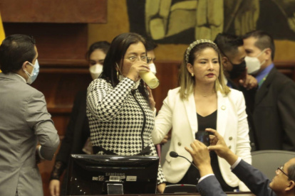 La presidenta Llori da un sorbo a una bebida luego de suspender la sesión y que legisladores la rodearan.