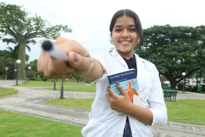 Sueño. Los 15 años de Maité Pazmiño no la detienen en su aspiración de ser una neurocirujana.