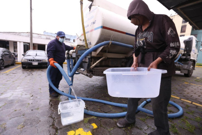 Suministro. Este domingo 27 de febrero, un tanquero de la Empresa de Agua recorrió el sur de Quito entregando el líquido.