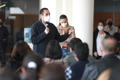 Gestión. El canciller Juan Carlos Holguín mantiene reuniones con los padres de los estudiantes en Ucrania para convencerlos de que regresen a Ecuador.