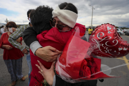 Familiares se reencuentran hoy con ecuatorianos repatriados de Ucrania tras la llegada del primer vuelo humanitario, en las afueras del Aeropuerto Internacional Mariscal Sucre, en Quito (Ecuador).