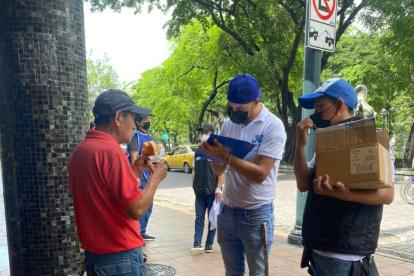 Un grupo de voluntarios trabaja en el censo en el centro de Guayaquil.