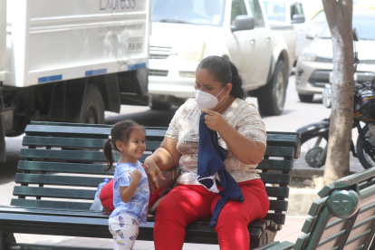 Una mujer acompañada de una menor, en el centro de Guayaquil.