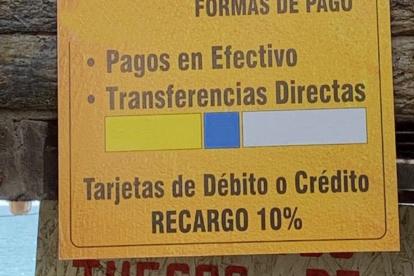 En un local en Manabí está pegado este letrero, sin que exista una autoridad que frene este abuso.