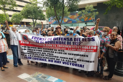 Un grupo de afiliados y jubilados del IESS realizó un plantón frente a la Defensoría del Pueblo este jueves 10 de marzo de 2022.