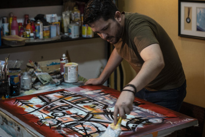 El artista Fernando Insua rinde un tributo a su abuela con una exposición de 17 obras.