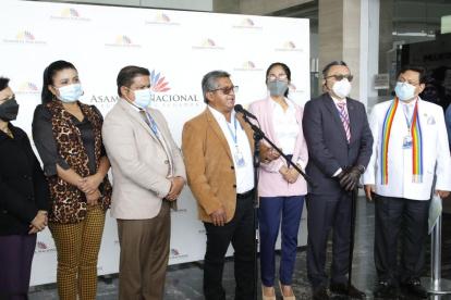 A finales de febrero, Abad (de blanco, a la derecha) apareció junto a los asambleístas que apoyan la gestión de la presidenta Llori. Antes, había acompañado a los disidentes de Pachakutik.