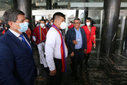 Chumpi junto a su abogado Gonzalo Realpe que anunció que pedirá medidas cautelares en la Comisión Interamericana de Derechos Humanos.