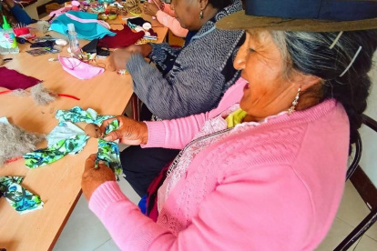 Quehacer. Un grupo de mujeres de Cuenca aprenden a confeccionar ucuyayas.
