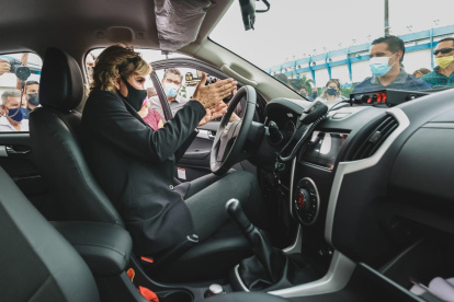 La alcaldesa de Guayaquil, Cynthia Viteri se subió a una de las 63 camionetas que adquirió la CSCG.