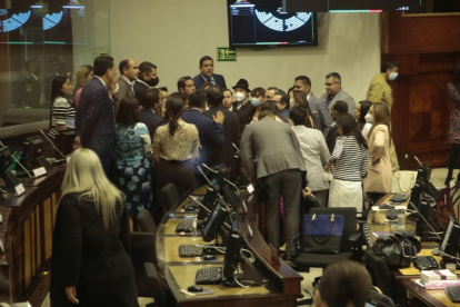 Correístas. La sesión está por empezar, ellos se acaban de enterar de la concesión de medidas cautelares a la presidenta y tratan de decidir qué hacer.