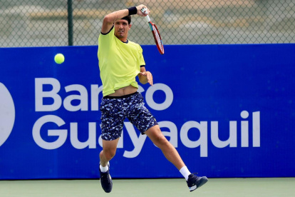 Emilio durante el cotejo en el que superó a Daniel Dutra da Silva por parciales de 6-3, 6-2.