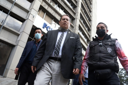 El coordinador jurídico de la Asamblea, Santiago Salazar, ingresó este 8 de abril la denuncia en la Fiscalía General del Estado.