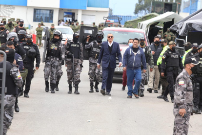 Salida. Jorge Glas, aunque dijo al juez que cojeaba, se lo vio caminando normalmente.