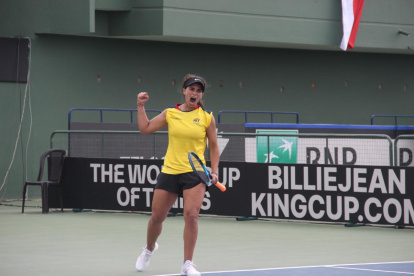 Doménica González festeja tras la victoria en el dobles junto a Mell Reasco.