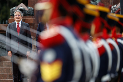 El presidente de Ecuador, Guillermo Lasso, participa en una ofrenda floral en el monumento al general José de San Martín, una tradición entre los mandatarios que visitan la capital argentina, como parte de su primera visita al país suramericano, hoy, en Buenos Aires (Argentina). El jefe de Estado ecuatoriano encabezó esta ofrenda en compañía del canciller argentino, Santiago Cafiero, quien este domingo lo recibió con honores a su llegada al aeropuerto internacional Jorge Newbery de Buenos Aires. EFE/ Juan Ignacio Roncoroni